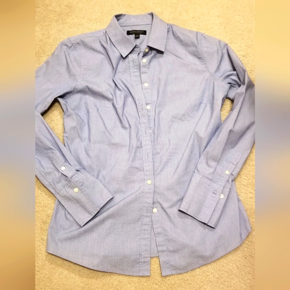 Banana Republic Riley Women's Button down dress shirt, size 6, light blue color